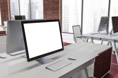 Modern ofis tuğla duvarlar ve panoramik pencereler beyaz masada duran bilgisayar ekranını alay et. Reklam kavramı. 3D render