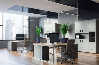 Açık alan office ile ışık gri duvarlar, ahşap zemin, geniş pencere, ahşap ve gri bilgisayar masaları ve gri Kütüphaneler köşesinde. 3D render