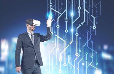 Takım elbise ve vr sakallı genç işadamı sürükleyici devreleri arabirimi ayakta bulanık arka plan üzerinde kullanarak gözlükler. Çift tonlu görüntü pozlaması