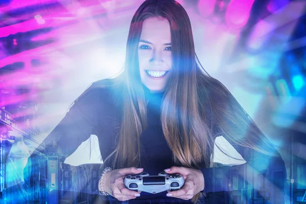 Glimlachend Jonge Vrouw Zitten Fauteuil Met Gamepad Stadsgezicht Achtergrond Getinte — Stockfoto