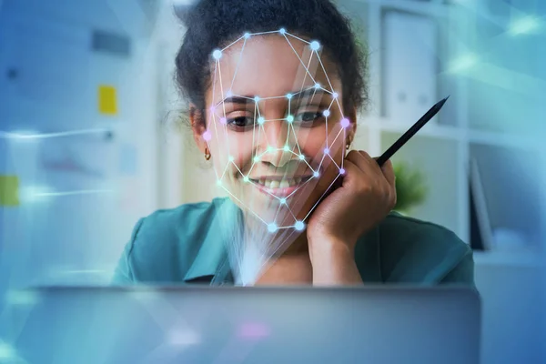 Empresária Afro Americana Sorridente Trabalhando Com Laptop Com Tecnologia Reconhecimento — Fotografia de Stock