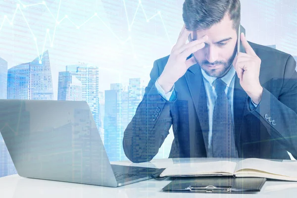 Joven Empresario Serio Sentado Mesa Oficina Con Ordenador Portátil Mirando — Foto de Stock