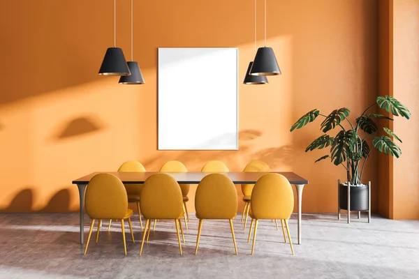 Wnętrza Minimalistyczne Jadalni Pomarańczowe Ściany Posadzka Betonowa Długi Szary Stół — Zdjęcie stockowe