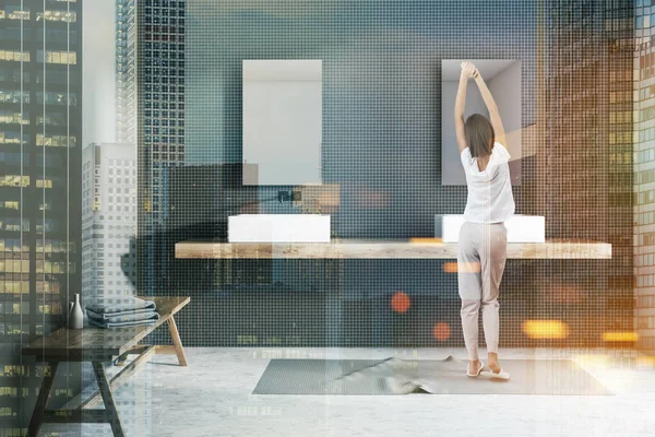 Femme Intérieur Salle Bain Moderne Avec Des Murs Tuiles Grises — Photo