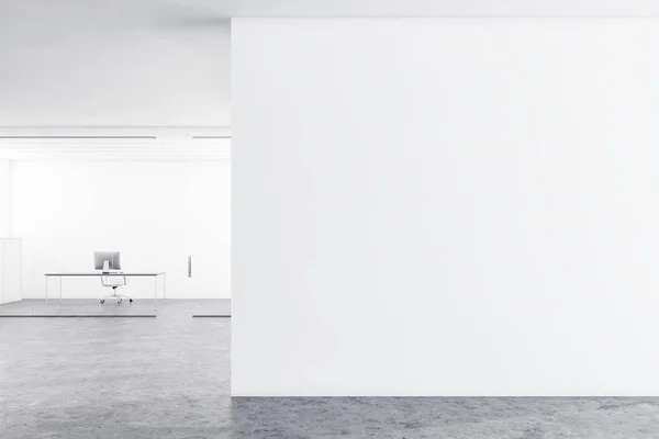 内部经理办公室有白色和玻璃墙 混凝土地板 灰色的电脑桌与椅子和模拟墙的权利 — 图库照片