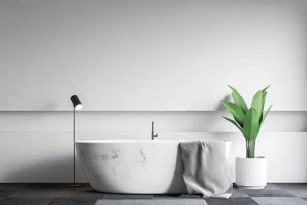 Interior Banheiro Moderno Com Paredes Brancas Piso Azulejo Preto Banheira — Fotografia de Stock