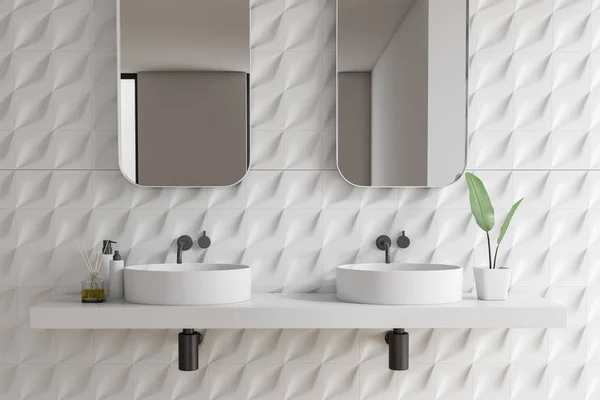 关闭双浴室水槽站在白色台面与两个垂直的镜子在房间里与白色瓷砖墙壁 — 图库照片