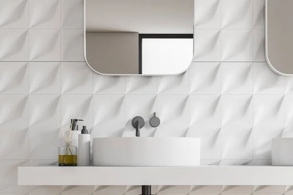 Close Pia Banheiro Bancada Branca Com Espelho Vertical Quarto Com — Fotografia de Stock