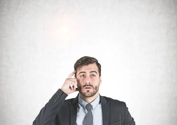 Portret Van Jonge Zakenman Met Baard Dragen Donker Pak Denken — Stockfoto