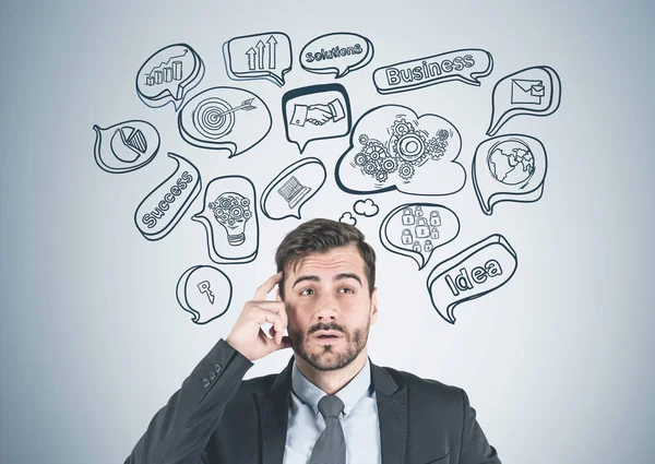 Jonge Zakenman Met Baard Dragen Donker Pak Denken Met Zijn — Stockfoto