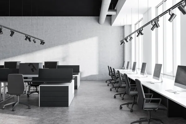 コンクリートの壁と床 窓に沿って白いコンピューター テーブルの行と黒のコンピューター デスクの つの行を持つ産業スタイルのオフィスのインテリア レンダリング — ストック写真