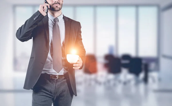 Joven Empresario Irreconocible Hablando Smartphone Sosteniendo Una Taza Café Una — Foto de Stock