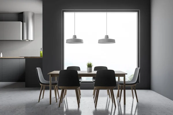 现代厨房的内部有灰色的墙壁 石地板 大窗户 灰色的台面和木桌与灰色和木椅子 — 图库照片