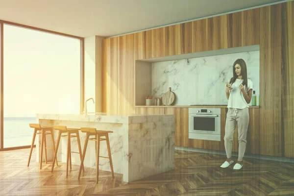 Femme Avec Smartphone Dans Coin Cuisine Panoramique Avec Murs Blancs — Photo