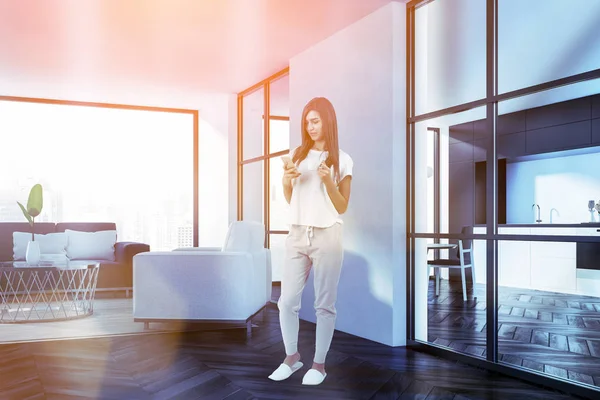 Femme Intérieur Salon Élégant Avec Des Murs Blancs Sol Bois — Photo