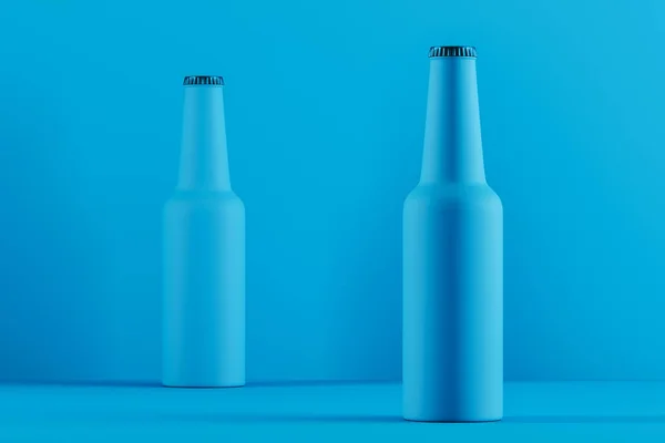 Dos Botellas Cerradas Azules Mate Pie Sobre Una Mesa Azul —  Fotos de Stock