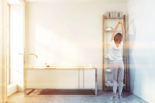 Modern Banyo Beyaz Duvarlar Beton Zemin Beyaz Köşe Küvet Kremler — Stok fotoğraf