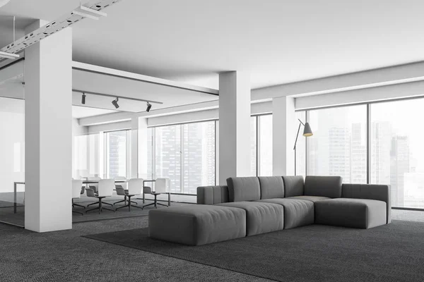 白い壁 パノラマの窓 長い灰色のソファーと背景の会議室で白い産業スタイル オフィス待合室のコーナー レンダリング — ストック写真