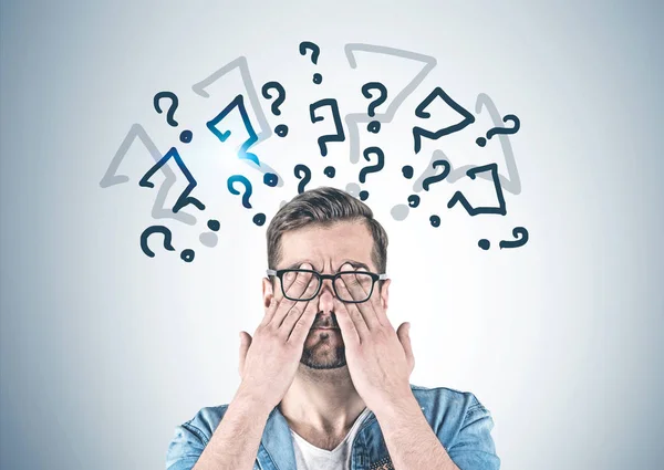 Retrato Joven Barbudo Con Ropa Casual Gafas Cubriéndose Los Ojos — Foto de Stock