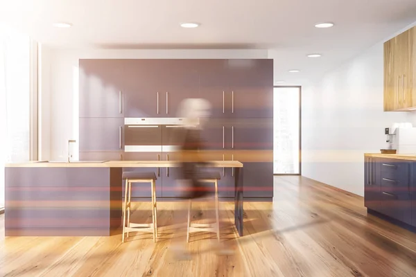Mulher Interior Cozinha Moderna Com Paredes Brancas Piso Madeira Armário — Fotografia de Stock