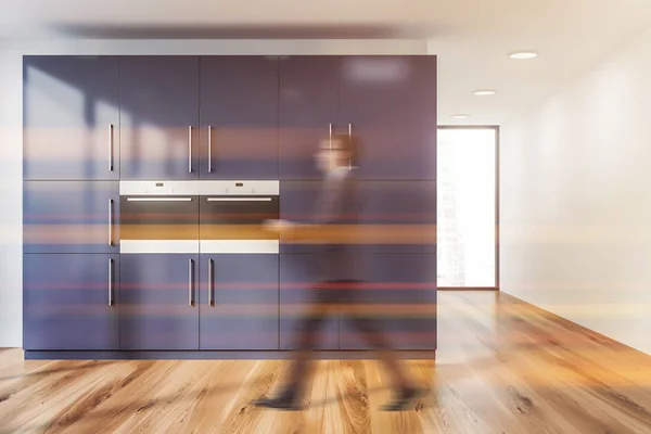 Man Lopen Interieur Van Minimalistische Keuken Met Witte Muren Houten — Stockfoto