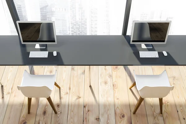 Vista Superior Mesa Computador Cinza Com Cadeiras Brancas Escritório Moderno — Fotografia de Stock