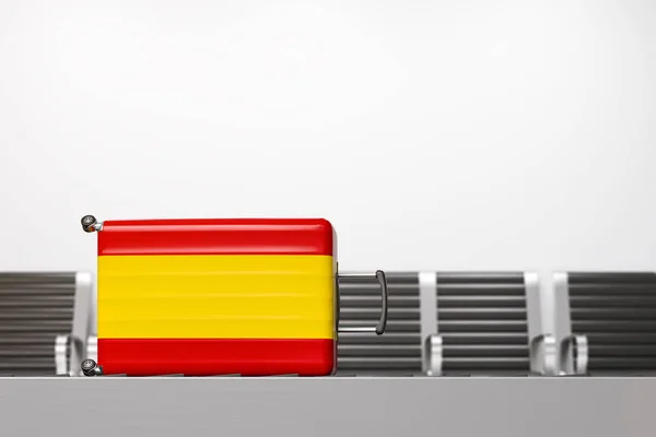Стильний Чемодан Національний Прапор Іспанії Лежачи Конвеєрі Аеропорту Кріслами Фоновому — стокове фото