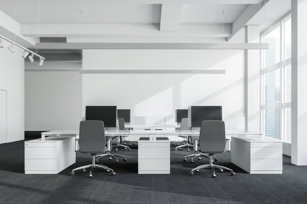 开放式办公室的内部 有白色的墙壁 铺有地毯的地板 大窗户 一排排白色的电脑桌子 有灰色的椅子和原来的吊灯 — 图库照片