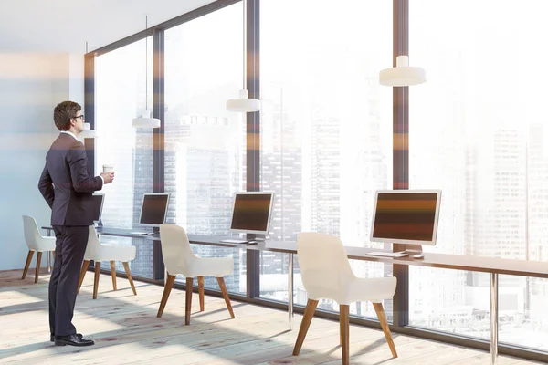 Бизнесмен Интерьере Панорамного Офиса Белыми Стенами Деревянным Полом Рядом Узких — стоковое фото