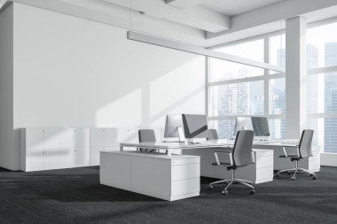 Açık alan office ile beyaz duvarlar, halı kaplı zemin, geniş pencereleri, büyük beyaz bilgisayar sandalyeler ve dolapları duvarın yanında tablolarla köşesinde. 3D render