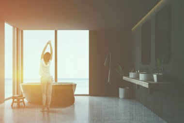 Kadın gri karo banyo iç küvet ve lavabolar