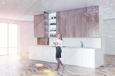 Beyaz mutfak köşe mutfak tezgahı ile kadında