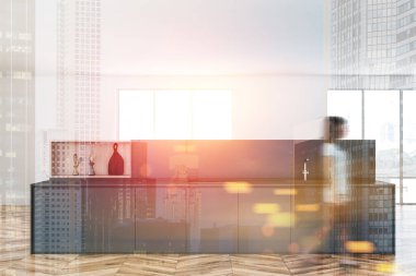 Kadın gri mutfak tezgahı ile mutfakta