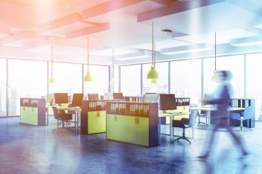 Mavi ve sarı panoramik ofis köşe adam