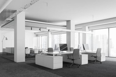 Beyaz panoramik office köşe sütunlarla