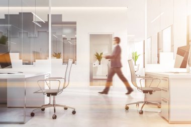 Adam beyaz ve cam açık alan Office kapı ile