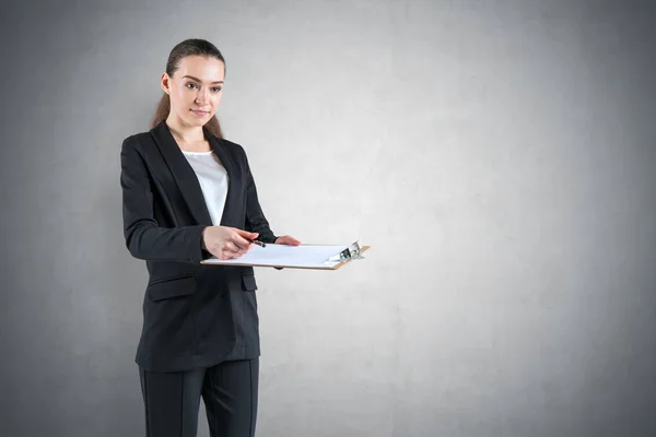 Geschäftsfrau gibt Dokument zum Unterschreiben, grau — Stockfoto