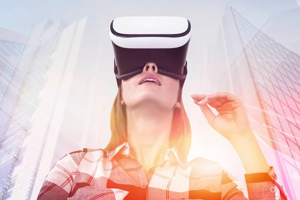 Astonished woman in VR goggles in city — Stock Photo, Image