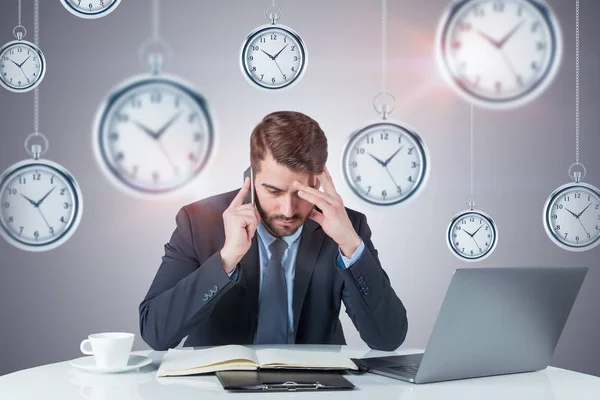 Homme d'affaires au téléphone à table, chronomètres — Photo