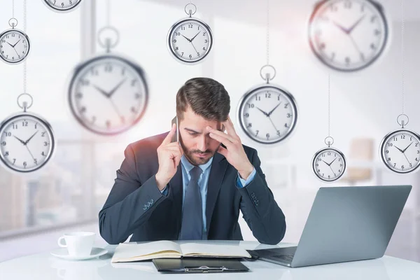 Uomo d'affari al telefono in ufficio, cronometri — Foto Stock