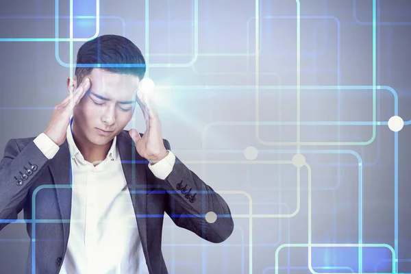 Asiático hombre de negocios con dolor de cabeza, interfaz — Foto de Stock