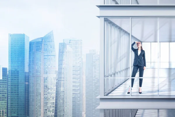 Mujer mirando hacia adelante en la oficina vacía, ciudad — Foto de Stock