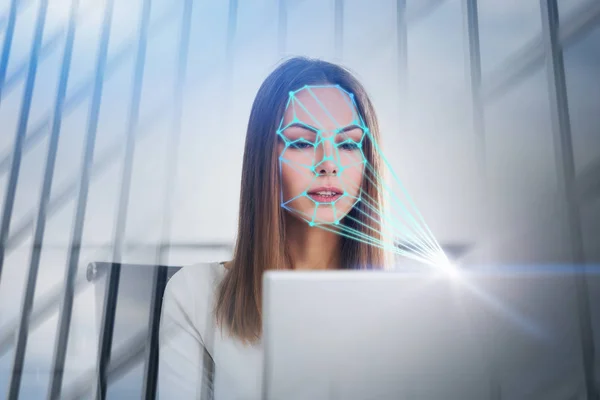 Mulher com reconhecimento facial laptop, arranha-céu — Fotografia de Stock