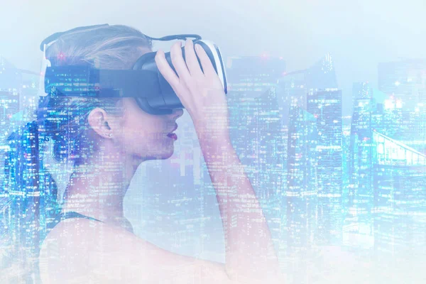Mujer en gafas VR en ciudad nocturna — Foto de Stock