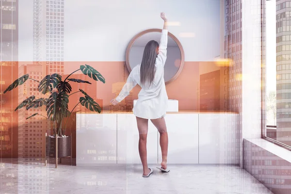 Kvinna i vitt orange badrum inredning med handfat — Stockfoto