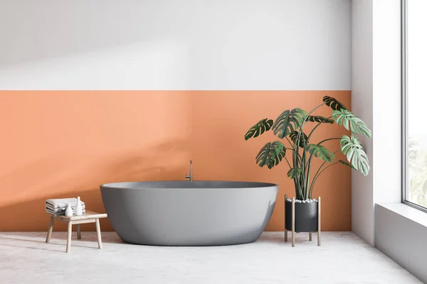 Baño blanco y naranja con bañera gris — Foto de Stock