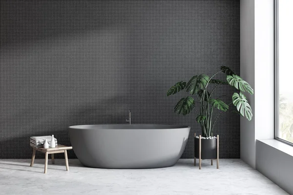 Interior del baño azulejo negro con bañera gris — Foto de Stock