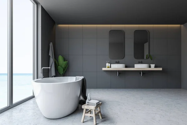 Boční pohled na šedé dlaždice koupelna, vany a dřezy — Stock fotografie