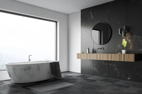 Rincón del baño de mármol blanco y negro, bañera, lavabo — Foto de Stock