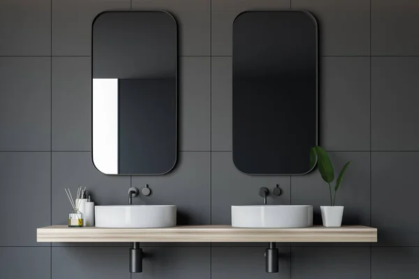 Közelkép a szürke csempe fürdőszoba dupla mosdóval — Stock Fotó